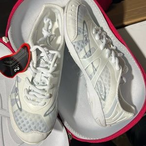 NWT nfinity vengeance cheer shoes.